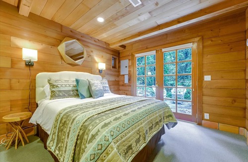 Redwood City House | Log-Cabin Home Retreat - Walk to Restaurants, Trails, Hiking & Biking