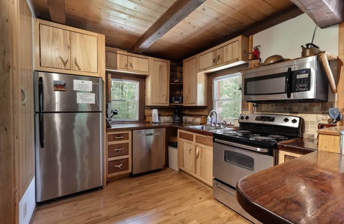 Bladensburg Cabin | Log Cabin Lodge with Indoor Heated Pool