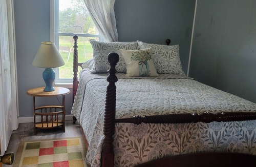 Ozark House | Lovely 2-bedroom farmhouse with central heat/AC in a quiet country setting.
