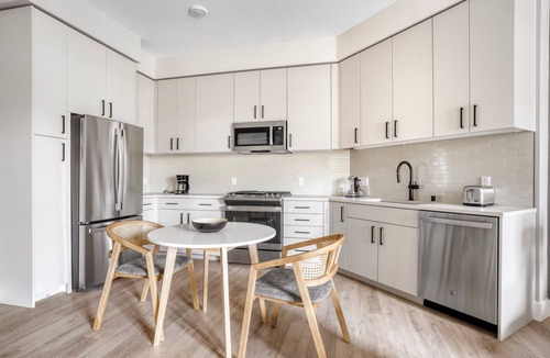 Sunnyvale West Apartment | Lovely Mountain View 1BR w/Gym, Pool & W/D, nr 84 & 101, by Blueground
