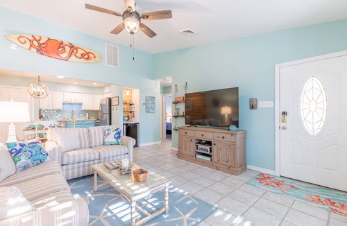 Village Green House | Lovingly renovated Village Green Quad within walking distance to the harbor.