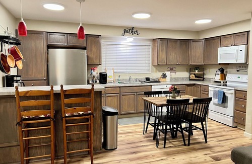 Tudor Area Apartment | Lower Grape, Midtown Home 3bed&1bath
