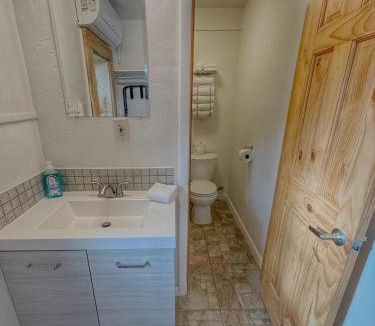 Bluff Hotel | Lucky Seven Shared Kitchen, Sleeps 4 Mokee Motel