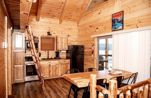 Scio Cabin | Luminous Cabin near Tappan Lake with Hot-Tub, BBQ and Deck in Ohio