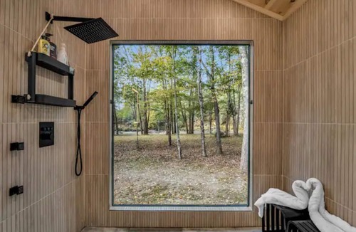South Casco House | LUX Designer Private Waterfront Crooked River SEBAGO - GLASS WALLS - Huge Yard