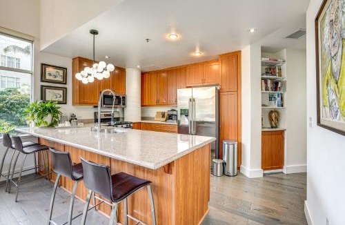 Emeryville House | Luxe Condo w/Private Patio & Perks in Emeryville!