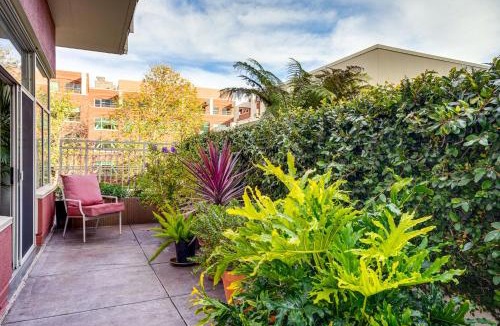 Emeryville House | Luxe Condo w/Private Patio & Perks in Emeryville!
