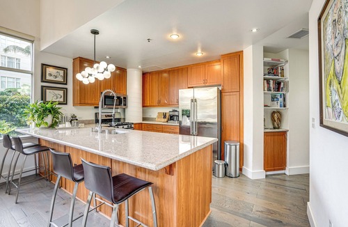 Emeryville Condo | Luxe Condo w/Private Patio & Perks in Emeryville!