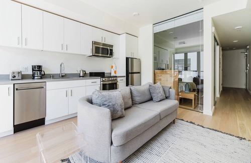 Polk Gulch Apartment | Luxe Nob Hill 1BR w/Pet Area & Rooftop, nr Hospital, by Blueground