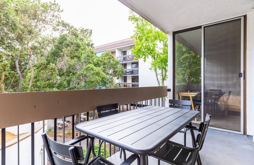Central San Mateo Apartment | Luxe San Mateo 1BR w/W/D, Pool, near stores and Caltrain, by Blueground