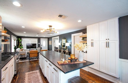 Tomball House | LUXE Stay-2 King beds, walk to dine, coffee, shop