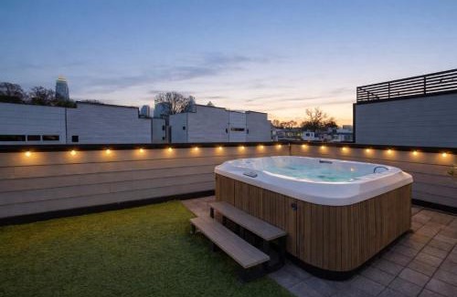 Third Ward House | Luxe Townhome Rooftop Hot Tub Parking