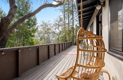 Mill Valley Apartment | Luxe Treehouse Apt Walk to Town King Bed Sleeps 4