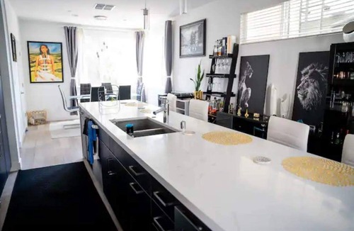 Ralph Bunche House | Luxurious 3-bedroom townhouse in Oakland