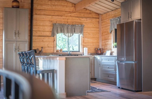 Palmer Cabin | Luxurious Cabin in Alaska w/Hot Tub & Cedar Sauna