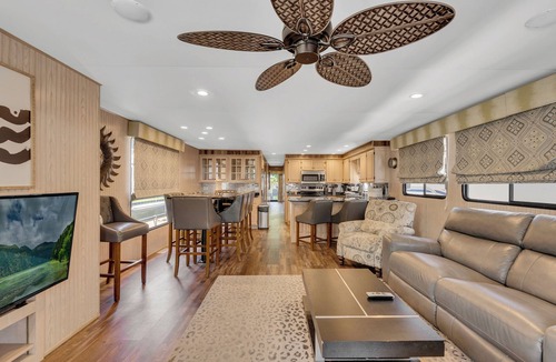 Smithville Boat Rental | Luxurious Five Bedroom Houseboat Retreat on Center Hill Lake