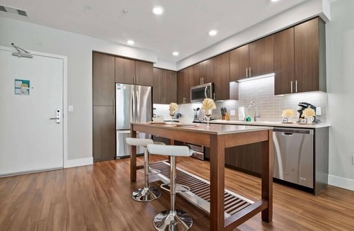 Shoreline West Apartment | Luxury 1BR | Free Parking & WiFi | Outdoor Pool & Terrace