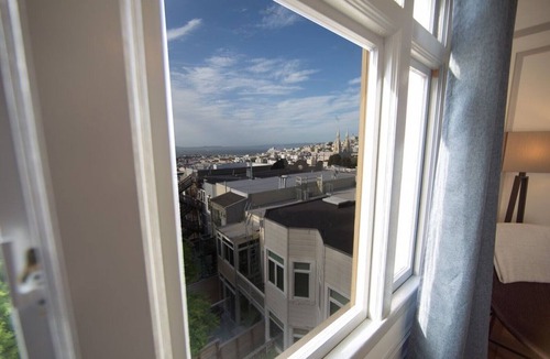 Russian Hill Apartment | Luxury 2 bedroom 1 bath Penthouse in prime neighborhood. ORGANIC SANITATION