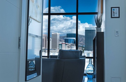 Rio Grande Apartment | Luxury 2BR 2BA Penthouse-Pool, Gym, Pkg, Views!