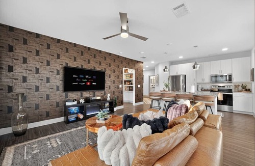 Dallas Apartment | Luxury 2BR Retreat| 3 Mins to Love Field w/Pool + Gym