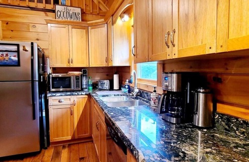 Stratton Cabin | Luxury 3-bedroom Maine Log Cabin Retreat