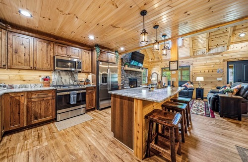 Austinburg Cabin | Luxury 3BR Authentic Log Cabin Retreat w/Hot Tub-Near Wineries, GOTL & Spire