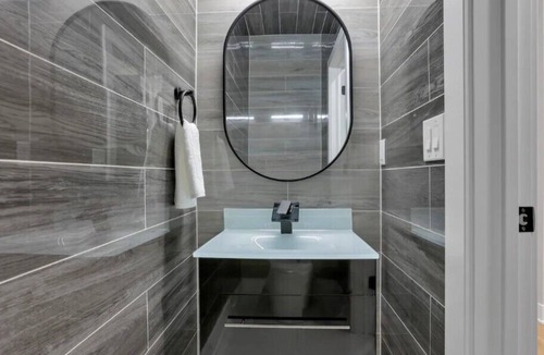 Franklin Park Apartment | Luxury - 4 Bedroom House with two King Size Beds