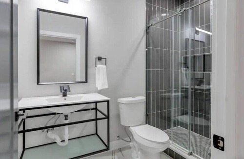 Franklin Park Apartment | Luxury - 4 Bedroom House with two King Size Beds