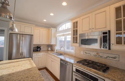 New Shoreham House | Luxury 4BR 4BA on Spring Street with Ocean Views