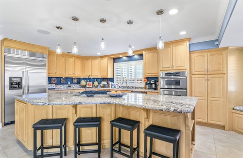 Discovery Bay House | Luxury 5BR Waterfront Getaway | Spa, Gym, Dock