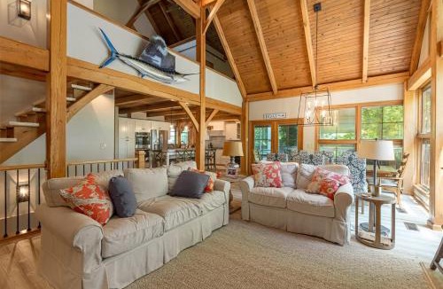 Goreville House | Luxury 6BR Waterfront Home on Lake of Egypt