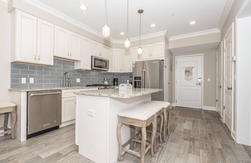 Dewey Beach Condo | Luxury Bayfront Penthouse Condo 1 block from the beach. Overlooking rooftop pool