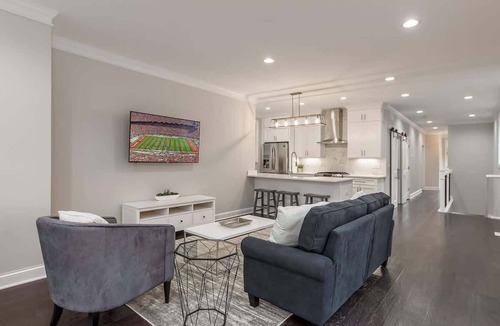 Downtown Columbus House | Luxury Columbus Townhouse with Game Room & Patio