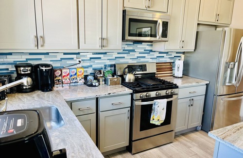 Prescott Condo | Luxury condo 1 block to BART, one stop to SF, 1 mile to Jack London Square