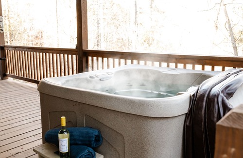 Ellijay House | Luxury Cozy Creek 4BR Cabin, Hot Tub, Resort pool, Kids Play-set Pet friendly !