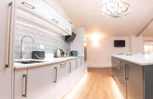 Crediton House | Luxury Devon Barn with Hot Tub & Meadow Views