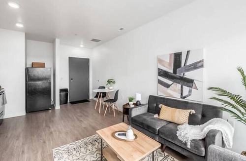 Downtown Columbus Apartment | Luxury Gray & Gold Executive Suite in Heart of Columbus