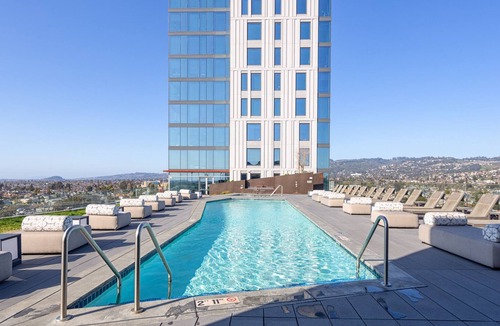 Uptown Oakland Apartment | Luxury High-rise Near SF | Fast Wi-Fi, Gym, Pool