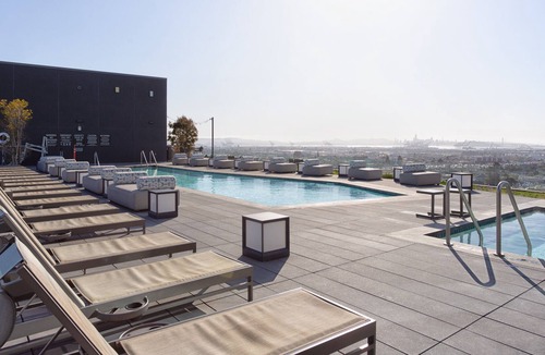 Uptown Oakland Apartment | Luxury High-rise Near SF | Fast Wi-Fi, Gym, Pool