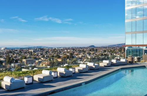 Uptown Oakland Apartment | Luxury High-rise Near SF | Fast Wi-Fi, Gym, Pool