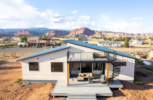 Torrey Villa | Luxury Modern 4 Bedroom House Near Capitol Reef NP Sleeps 10
