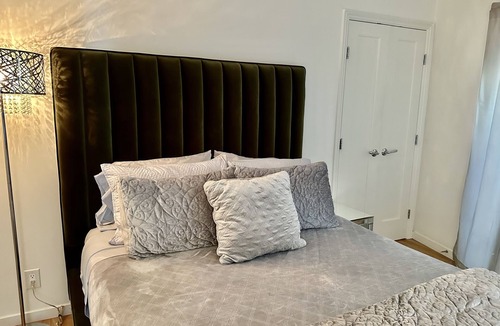 San Francisco House | Luxury Modern Unit on Market St - w/Private Patio - Hot tub, Fire Pit, Lounge +