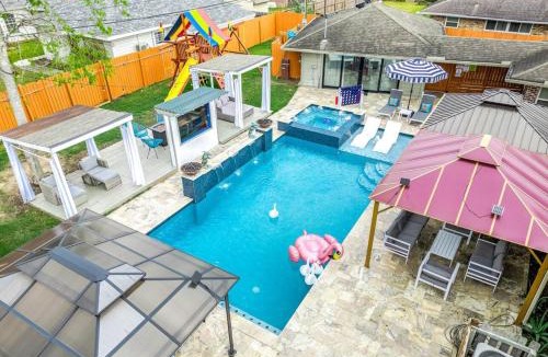 Westbury House | Luxury Retreat with HeatedPool, Firepit and Outdoor Cinema