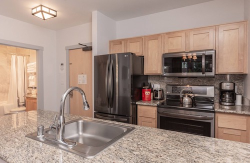 Mammoth Lakes Condo | Luxury Ski-In Ski-Out 1 Bedroom Suite @ Juniper Springs Lodge WIFI, Hot Tub, Garage & Elevators