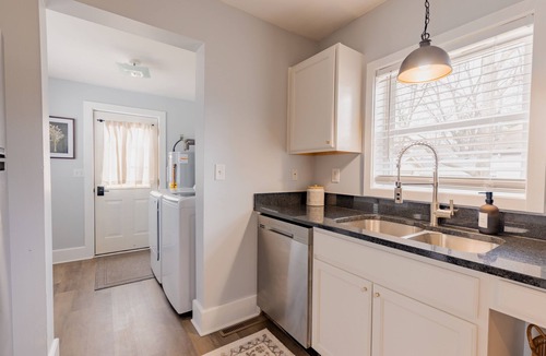 Midland House | Luxury Suite w/Blackout Blinds. Walk to Downtown. Pet Friendly; Full Fenced Yard