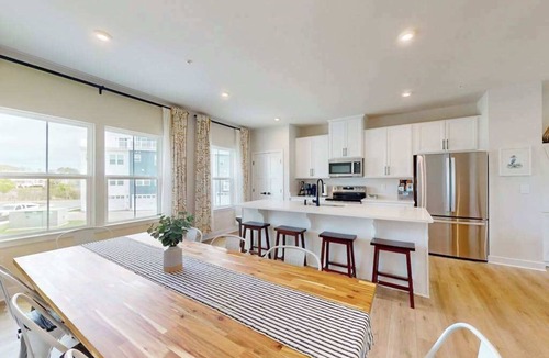 Bayside House | Luxury townhome w/pool & clubhouse access, community dock, kitchen & free WiFi
