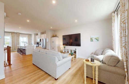 Bayside House | Luxury townhome w/pool & clubhouse access, community dock, kitchen & free WiFi