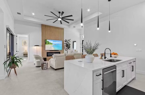 Trafalgar House | Luxury Waterfront Retreat! Hot Tub and Heated Pool.