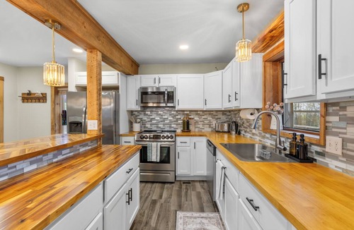 Jefferson House | Luxury White Mountain Home: Under 5 mins from Santa's Village, Golfing, Hiking