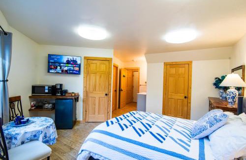 Knik-Fairview House | Majestic View Roundhouse - Relax Room